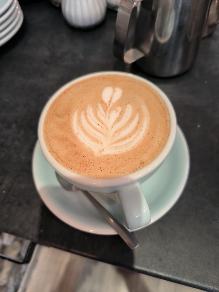 Un café latte présenté dans une tasse claire