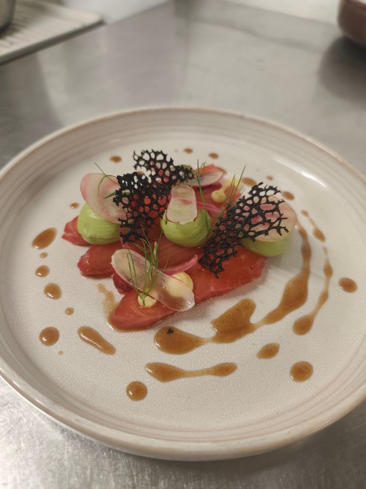 Un dessert fruité dressé sur une assiette blanche