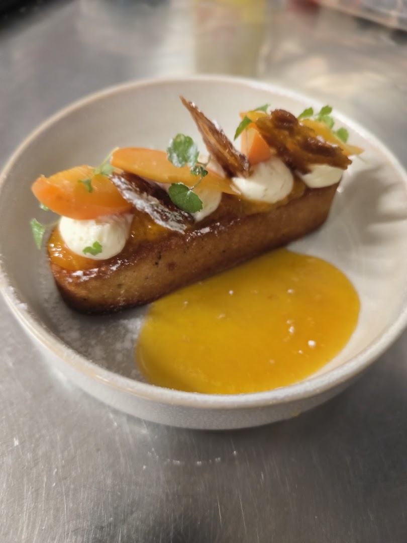 Une tartine garnie accompagnée d’un coulis orangé